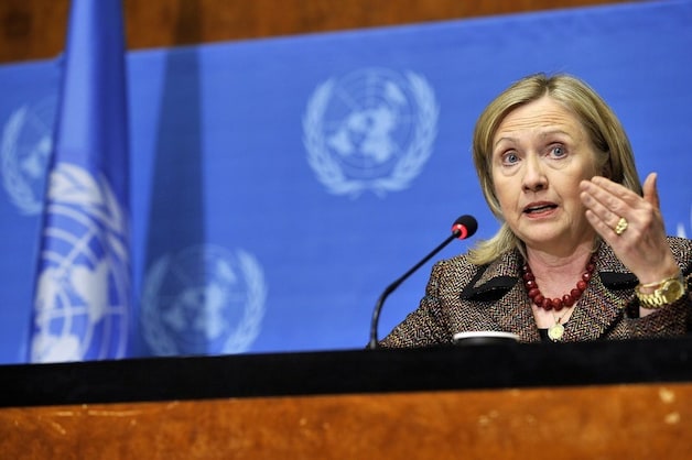 Clinton: Kadhafi moet onmiddellijk opstappen.