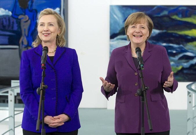 Hillary Clinton, minister van Buitenlandse Zaken van de VS en Angela Merkel, Duitse bondskanselier op de NAVO-top in Berlijn.