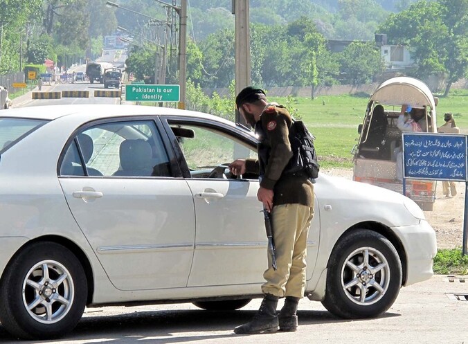 Een Pakistaanse soldaat controleert de identiteit van een chauffeur in de omgeving waar Laden omgebracht werd.