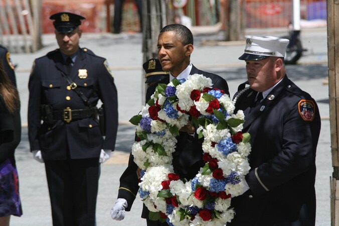 De president legt een bloemenkrans neer voor de slachtoffers van 9/11.