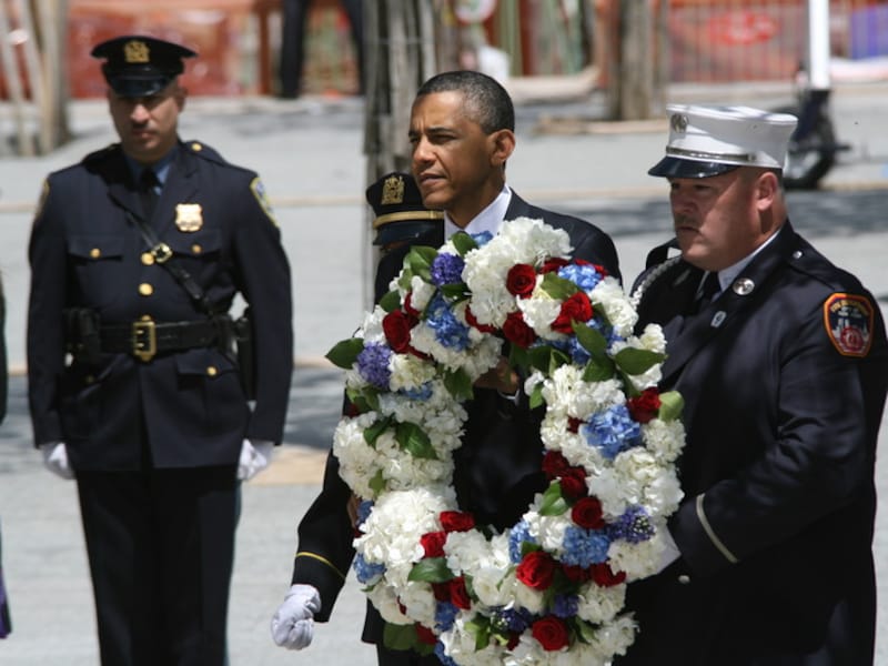 De president legt een bloemenkrans neer voor de slachtoffers van 9/11.