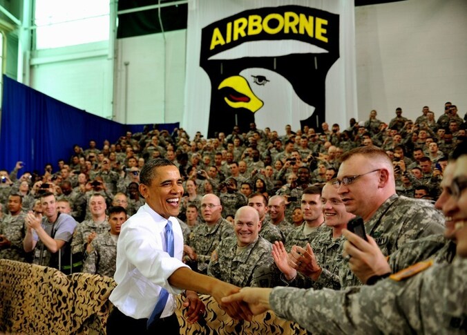 Obama bezocht Fort Campbell in Kentucky, de thuisbasis van de 101ste Airborne Divisie. De ontmoeting met de Navy Seals had buiten het zicht van de televisiecamera's plaats.