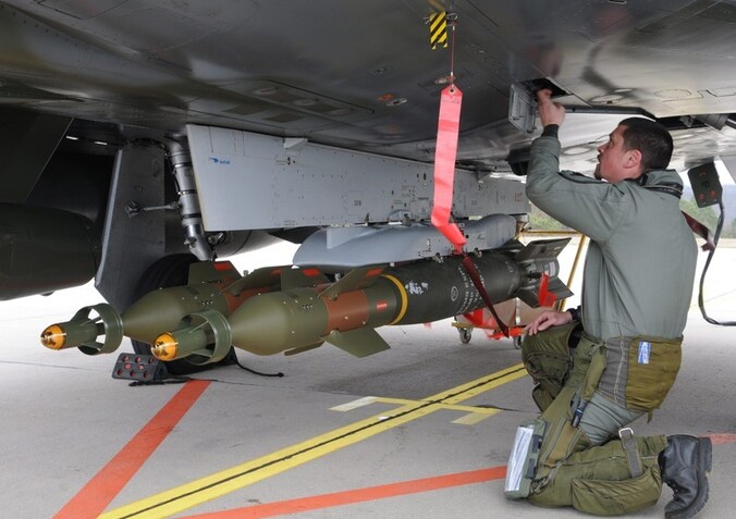 Een Dassault Rafale wordt op de Franse luchtmachtbasis Saint-Dizier (nabij Nancy) voorbereid voor de militaire operatie.