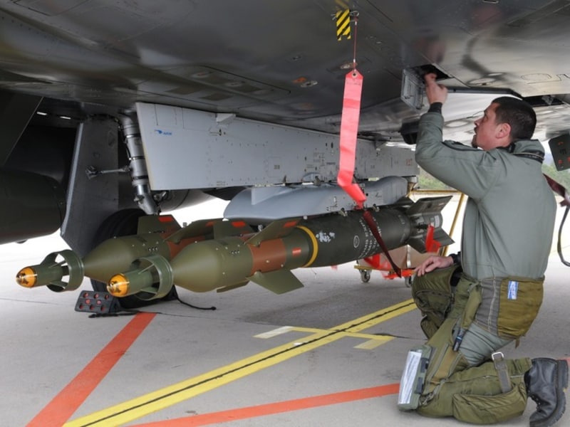 Een Dassault Rafale wordt op de Franse luchtmachtbasis Saint-Dizier (nabij Nancy) voorbereid voor de militaire operatie.