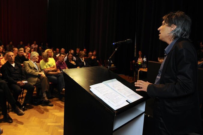 Advocaat Walter Van Steenbrugge op de persconferentie in de Gentse Vooruit.