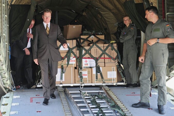 De Duitse minister van Buitenlandse Zaken Guido Westerwelle tijdens zijn bezoek aan Benghazi.
