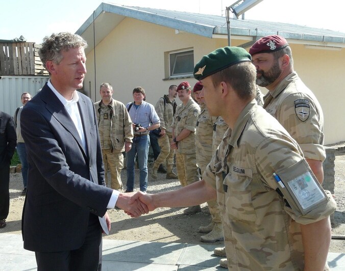 Minister De Crem op bezoek bij de Belgische troepen in Afghanistan. (Archieffoto uit 2009)