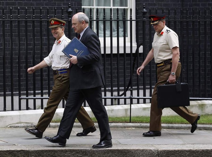 De Britse minister van Defensie Nick Harvey (m).