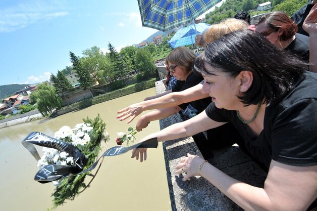 Bosnische molsimvrouwen gooien rozen van de Mehmed Pasa Sokolovic brug in de Oost-Bosnische stad Visegrad ter nagedachtenis van door Bosnisch-Servische milities in de zomer van 1992 vermoorde familieleden.