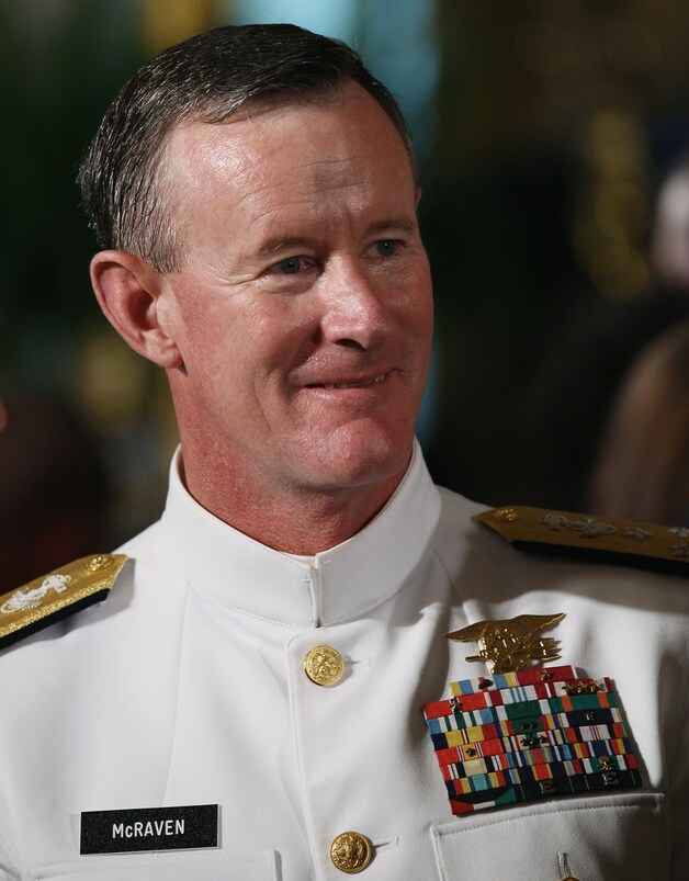 Commandant McRaven kreeg een lintmeter van de president cadeau.