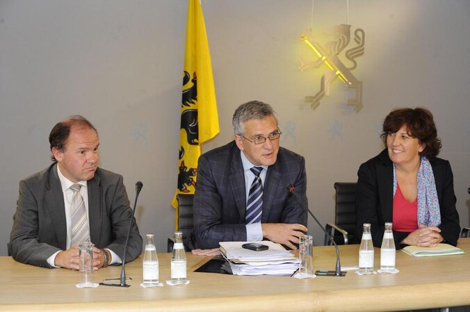 Vlaams minister-president Kris Peeters, geflankeerd door Philippe Muyters (N-VA) en Ingrid Lieten (sp.a).