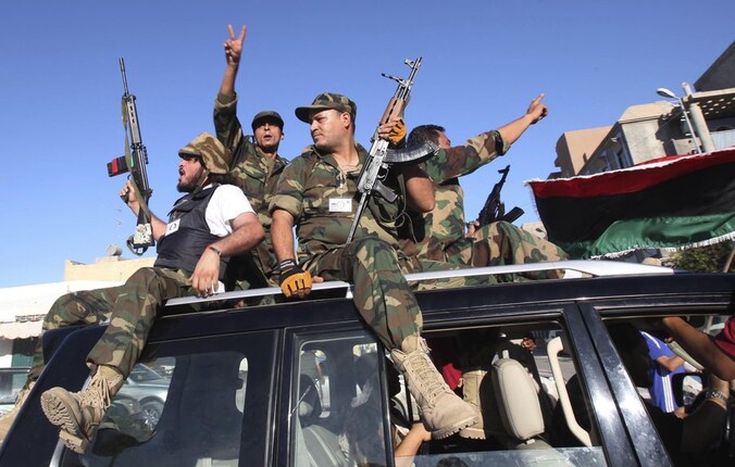 Rebellen rijden door Tripoli.