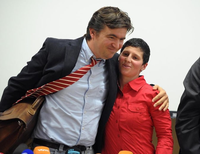 Tim Op De Beeck, de advocaat van de familie Paulus, en Kelly Paulus.