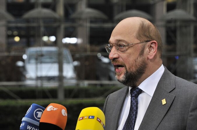 Schulz roept Syrië op humanitaire hulp toe te laten .