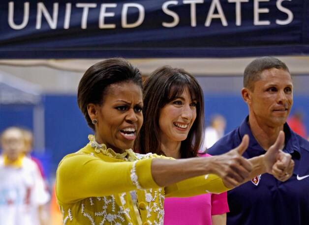 Michelle en Samantha kregen een rondleiding van Dan O'Brien, een van de meest succesvolle tienkampers ter wereld in de jaren negentig.