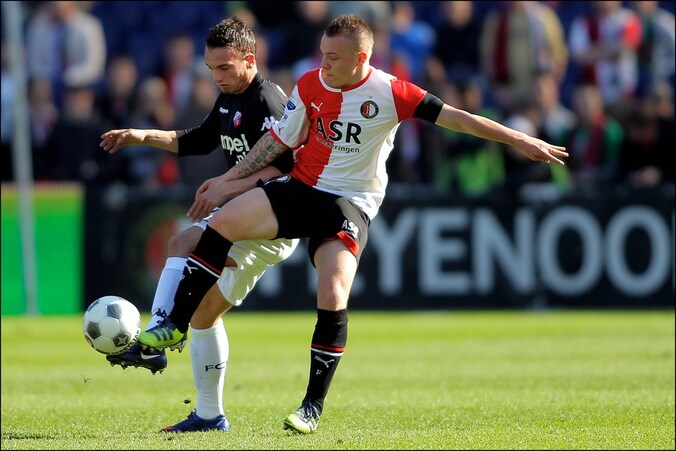 Clasie in duel met Rodney Sneijder.