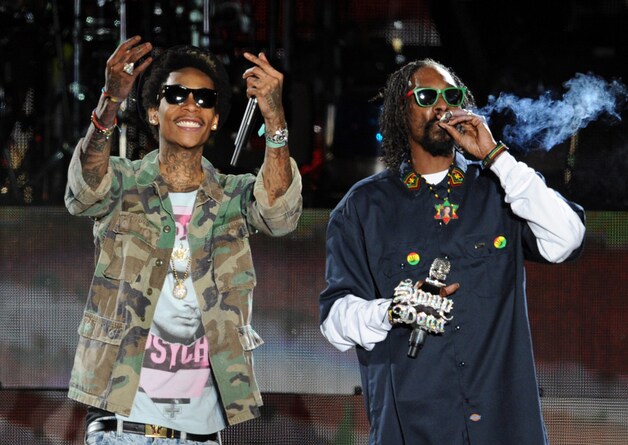 De Doggfather weet wel raad met het presentje van Wiz Khalifa.