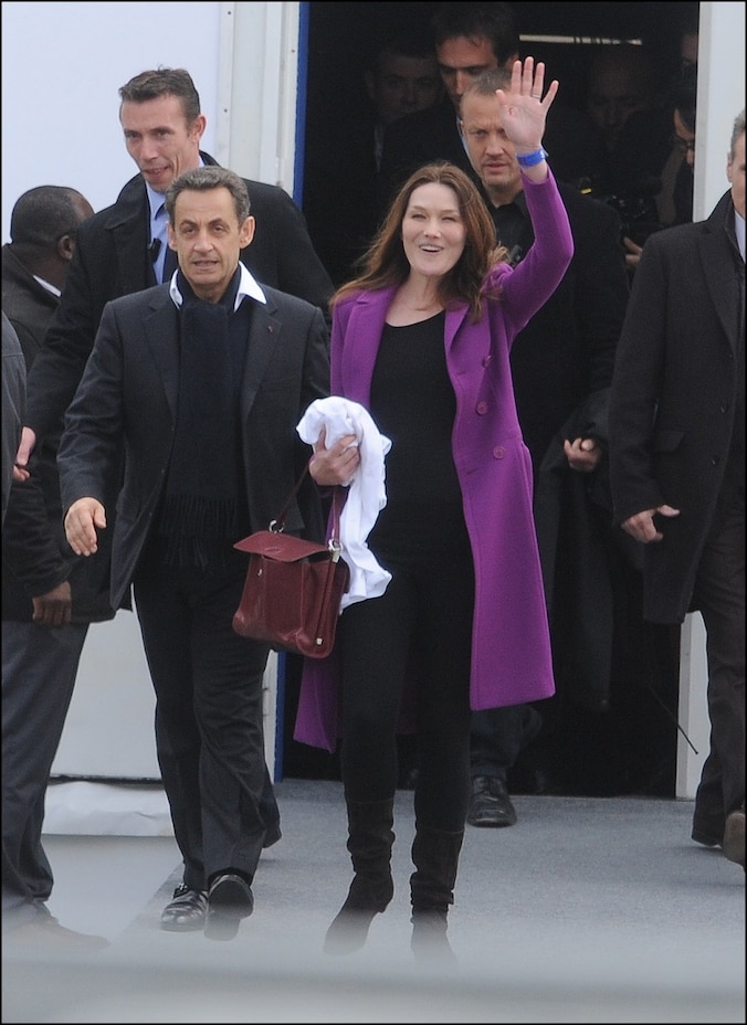 Franse first lady Bruni heeft het duidelijk naar haar zin in het Elysée en steunt de Franse president Sarkozy in zijn campagne om herkozen te worden.