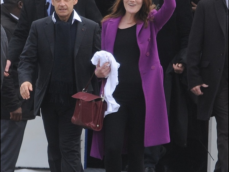 Franse first lady Bruni heeft het duidelijk naar haar zin in het Elysée en steunt de Franse president Sarkozy in zijn campagne om herkozen te worden.