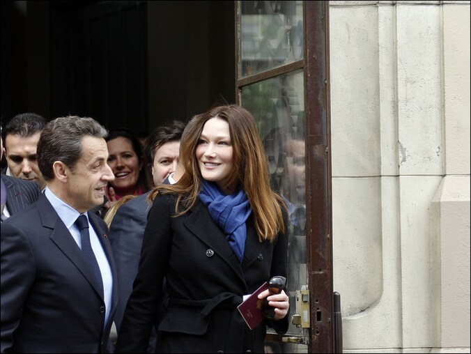 Nicolas Sarkozy en echtgenote Carla Bruni verlaten een stembureau.