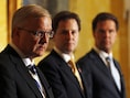 De Nederlandse minister Mark Rutte, Britse ondervoorzitter Nick Cleg luisteren naar eurocommissaris Olli Rehn.