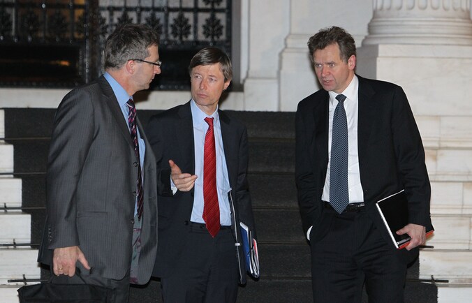 Klaus Masuch (Europese Centrale Bank), Poul Thomsen, (hoofd IMF Griekenland) en Matthias Mors (Europese Commissie) na meeting met Lucas Papademos
