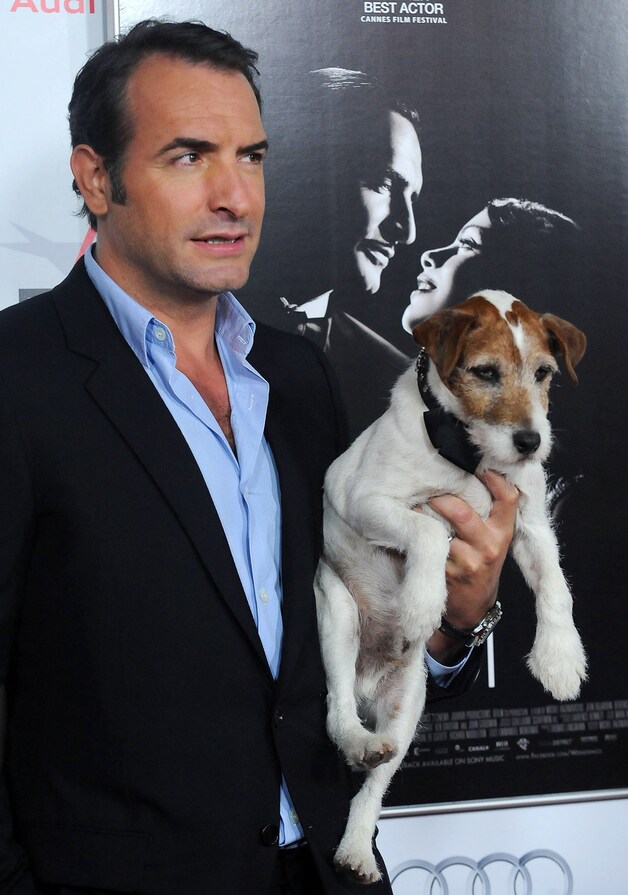 Acteur Jean Dujardin houdt zijn tegenspeler Uggie vast.