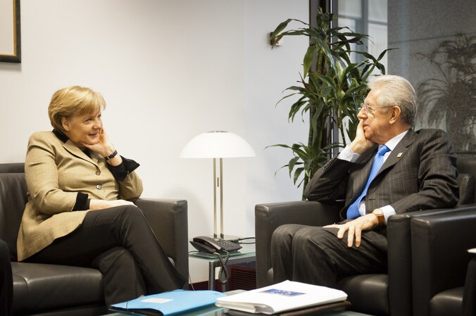 De Duitse bondskanselier Merkel in gesprek met de Italiaanse premier Monti.