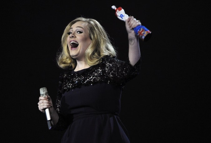 Adele showt haar award 'Best British Album of the Year'.