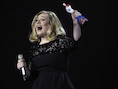 Adele showt haar award 'Best British Album of the Year'.