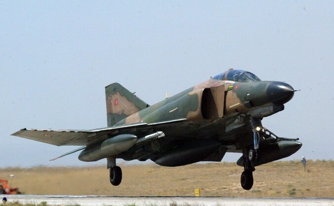 Een soortgelijke F4 Phantom-straaljager van het Turkse leger is vrijdag neergehaald.