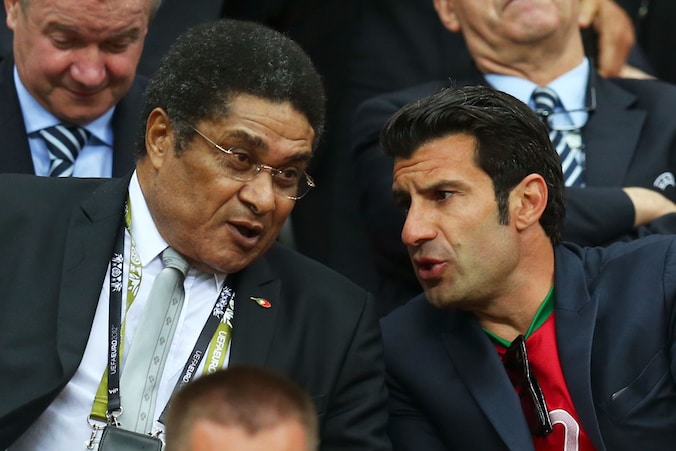 Eusebio hier op de tribune met Luis Figo.