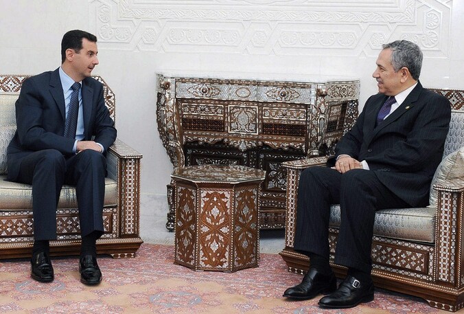 Archiefbeeld van de Syrische president Assad en Bulent Arinc.