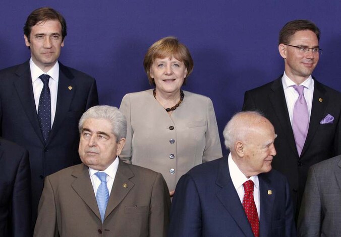 Eerste minister van Portugal, Coelhoe, Duitse Bondskanselier Merkel, Finse eerste minister Katainen, president van Cyprus Christofias en de Griekse president Papoulias op de EU-top in Brussel.