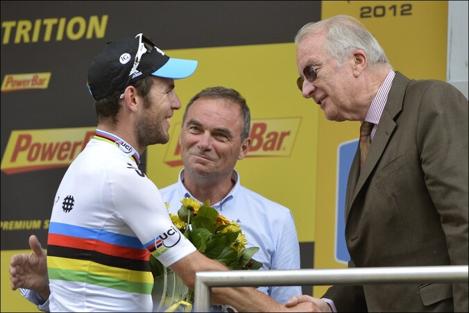 Mark Cavendish op het Tour-podium in het gezelschap van Bernard Hinault en Koning Albert.