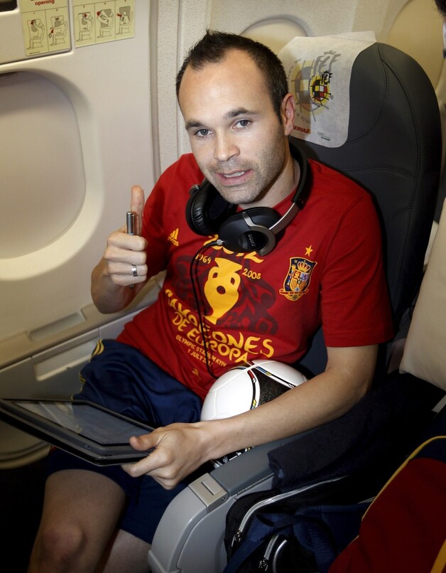Iniesta samen met zijn beste vriend: de bal. Zeker die van de voorbije EK-finale.