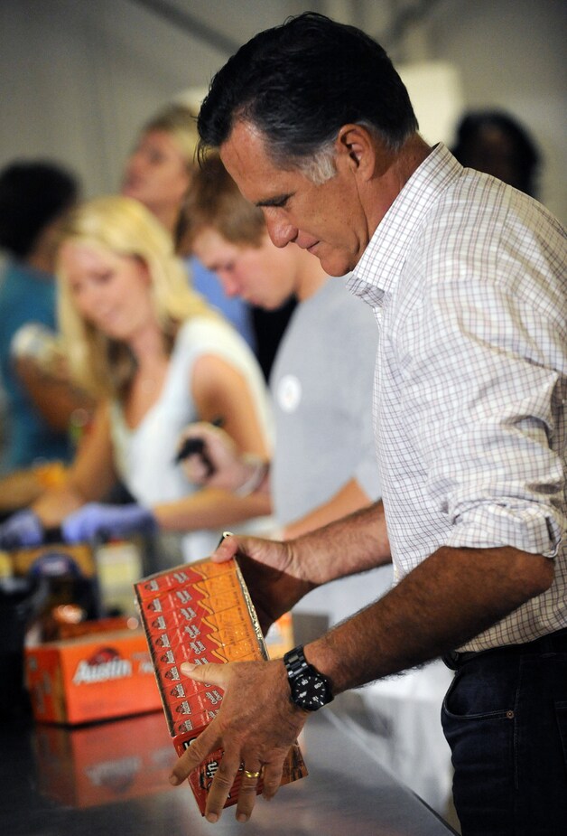 Mitt Romney doet vrijwilligerswerk bij Care and Share in Colorado Springs, Colorado.