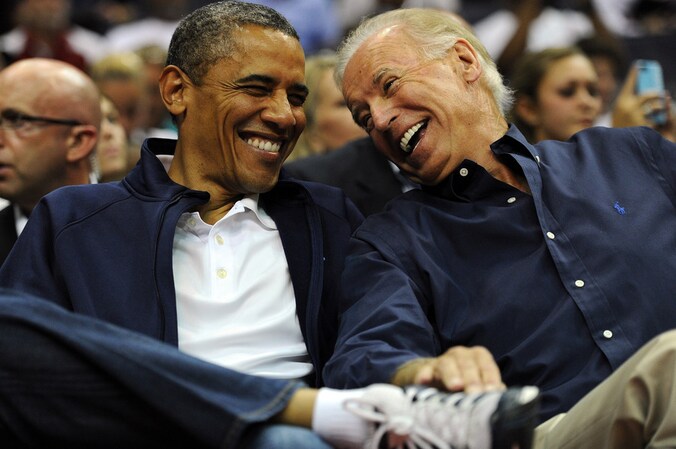 Barack Obama en Joe Biden op 16 juli tijdens een basketbalmatch in Washington D.C.