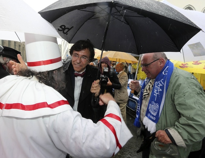 Premier Di Rupo was zaterdag van de partij voor de regenachtige openingsstoet van de 169ste Gentse Feesten.