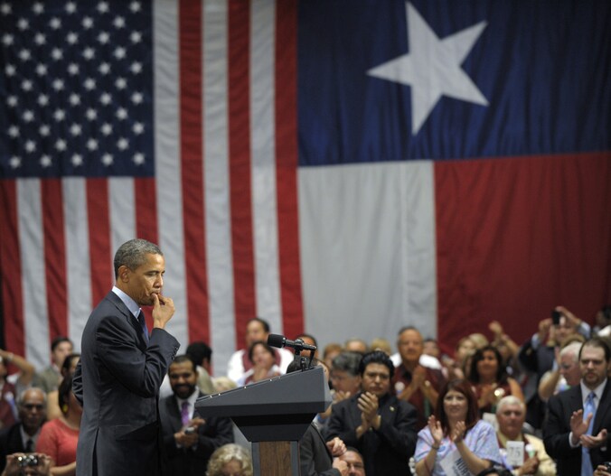 President Barack Obama pauseert terwijl hij applaus krijgt in San Antonio, Texas.