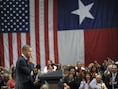President Barack Obama pauseert terwijl hij applaus krijgt in San Antonio, Texas.
