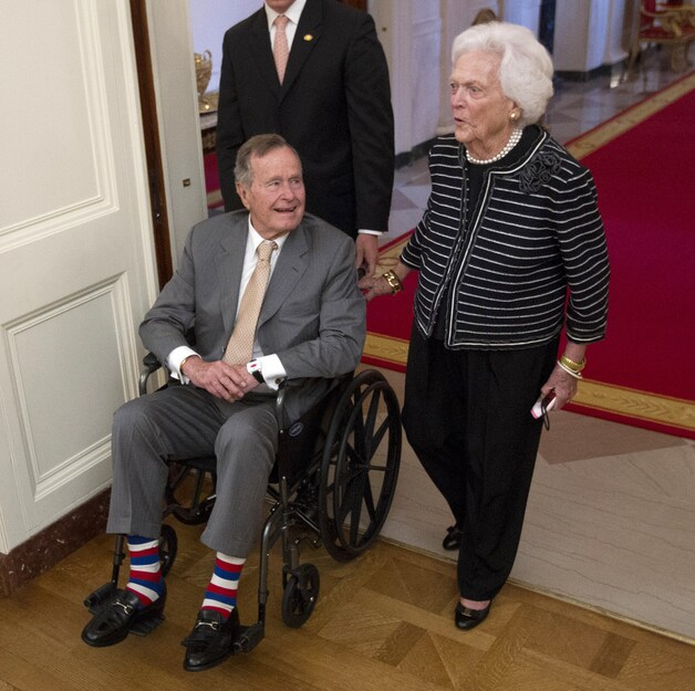 George H.W. Bush en zijn echtgenote Barbara in mei 2012.