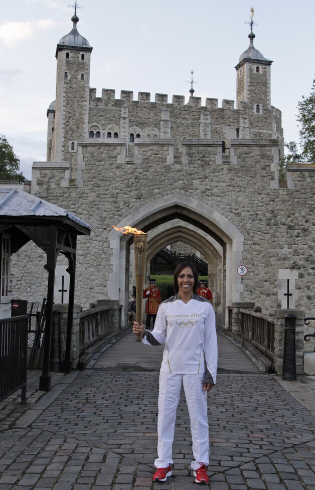 Atlete Kelly Holmes mocht als eerste met de vlam door Londen lopen.