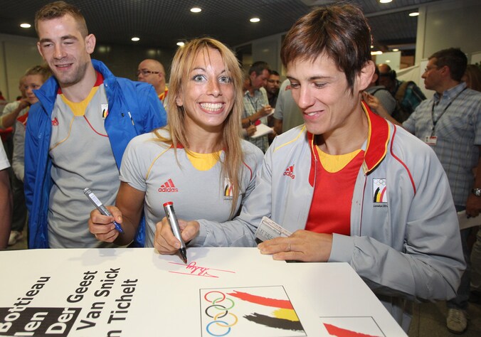Charline Van Snick (links) met collega-judoka Ilse Heylen.