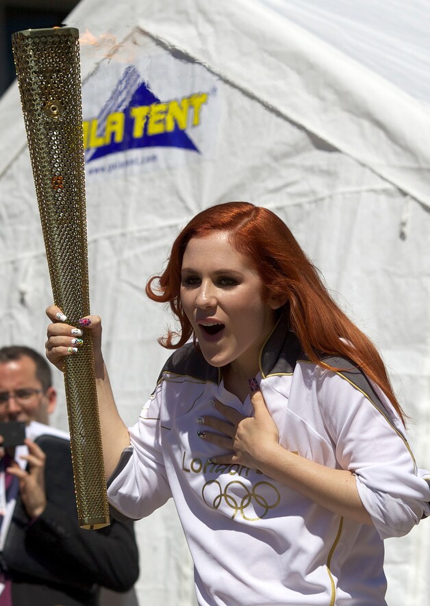 De Britse zangeres Katy B mocht vandaag de fakkel dragen...