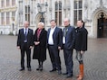 Tijl Waelput, Ann Minne-Soete, Bart De Wever, Pol Van Den Driessche en Daphne Dumery (vlnr) poseren voor de foto toen er nog geen vuiltje aan de Brugse N-VA-lucht was.