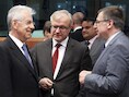De Italiaan Mario Monti, de Europeaan Olli Rehn en de Belg Steven Vanackere.