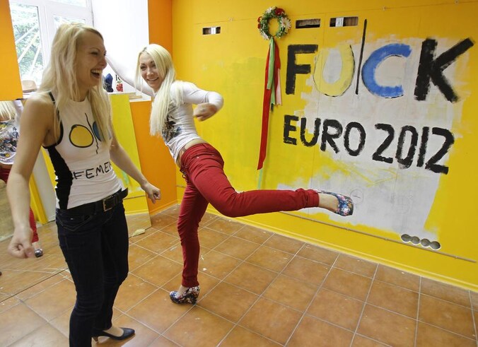 Inna Shevshenko (r) warmt zich al op voor de strijd.