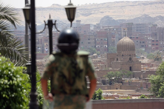 Een Egyptische soldaat kijkt uit over de hoofdstad Cairo.