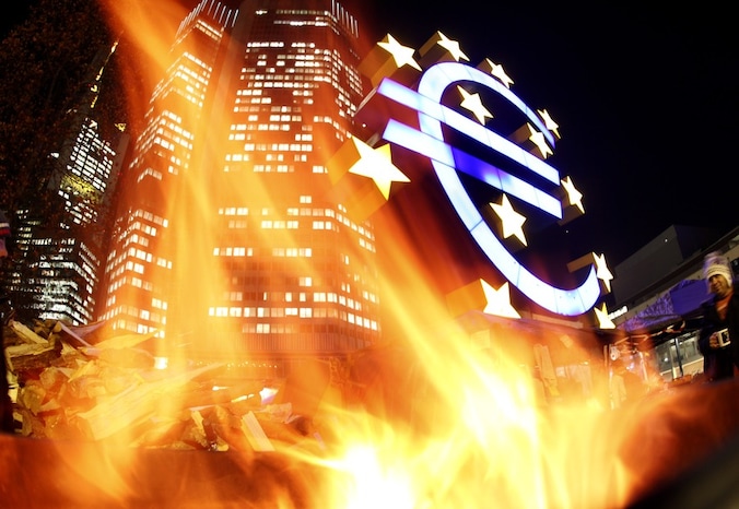Demonstranten stoken een vuurtje voor de Europese Centrale Bank in Frankfurt. archieffoto